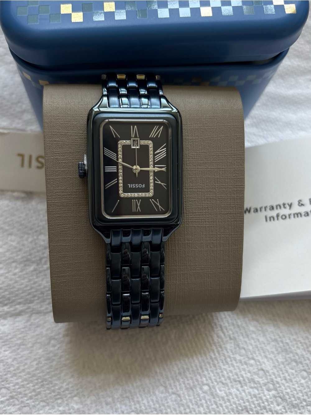 Fossil, this women's watch features:
Stainless steel bracelet and case
Navy dia - Picture 13 of 15